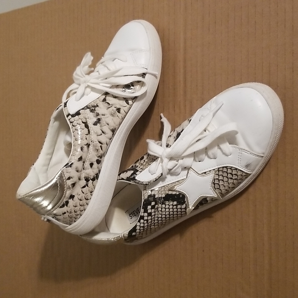 Steve Madden Womens Low Top Star Sneakers